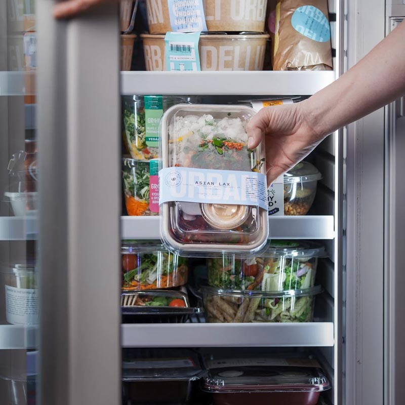 Person som plockar ut en matlåda ur en kyl
