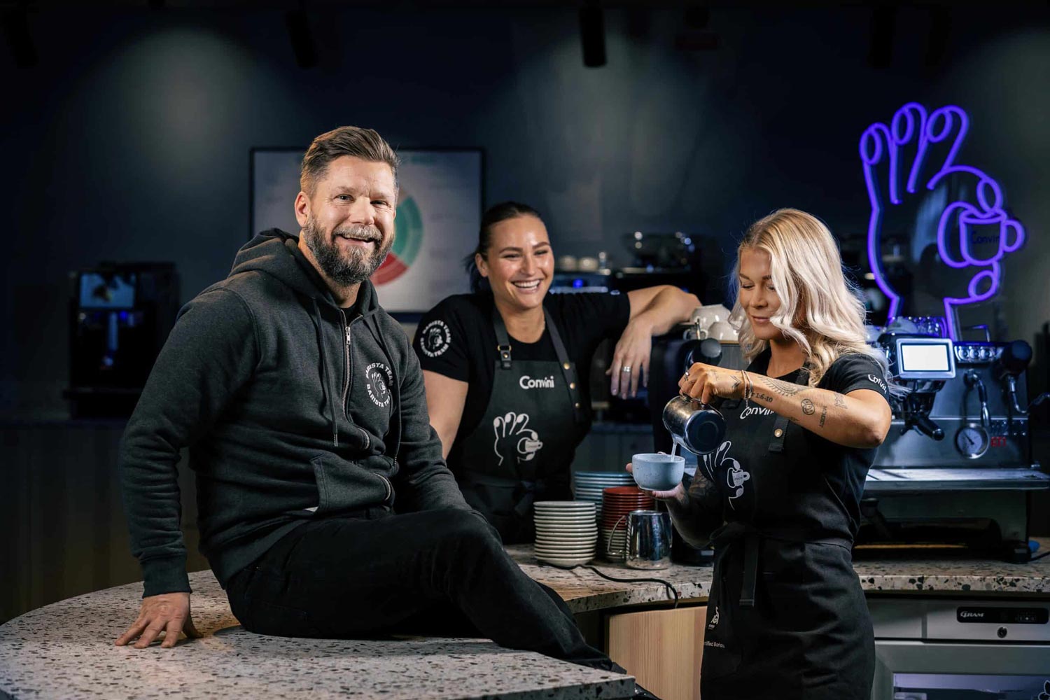 Kollegor på Convini som kollar in i kameran