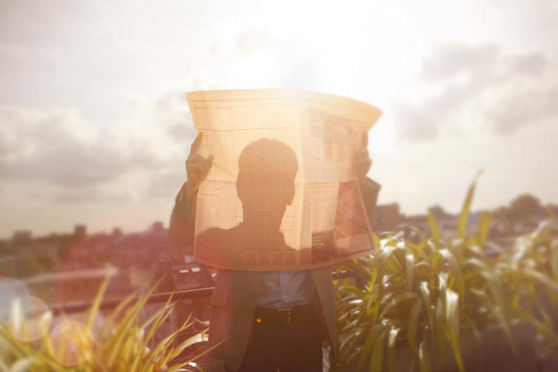 Man som håller i en tidning